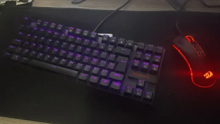 Kit Gamer Redragon Teclado Mecânico Kumara, RGB, Switch Outemu Blue + Mouse Cobra M711
