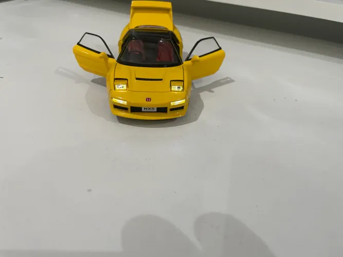 Linda miniatura 1/32 emite som  acende faróis 