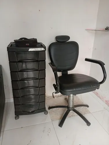 Vendo cadeira de cabeleireiro mais carrinho auxiliar