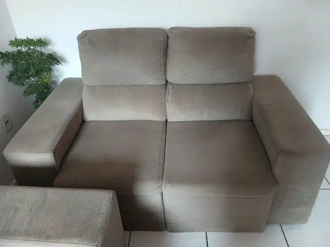 Vendo sofá retrátil de 2 lugares,motivo de espaço.