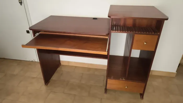 Mesa de computador em madeira