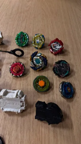 Vendo beyblades e lançadores ... Não vendo separado 