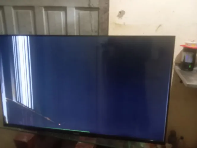Tv smart Aiwa AWS-TV-43BL-02-A com Android display partiu