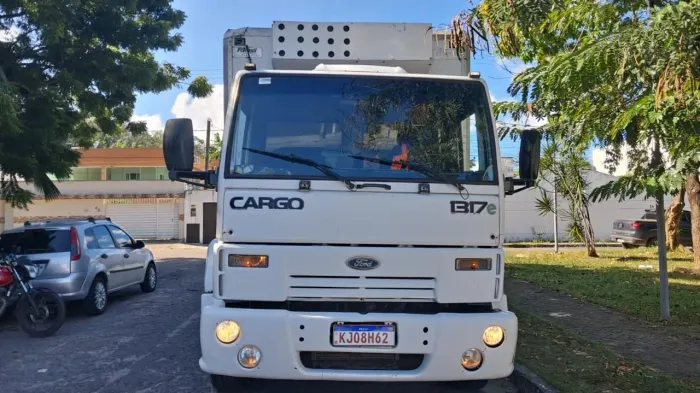 FORD CARGO 1317 E BAÚ FRIGORÍFICO