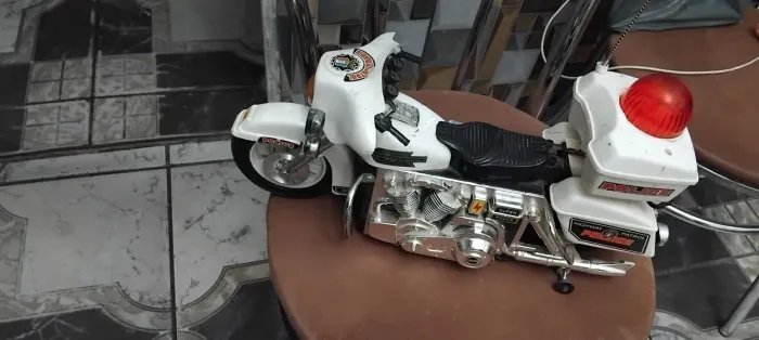 Moto de brinquedo highway patrol a pilha