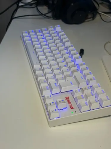 Teclado Gamer Redragon Mecânico Kumara Branco PRO K552RGB-BRS-W sem fio Rgb Switch Marrom
