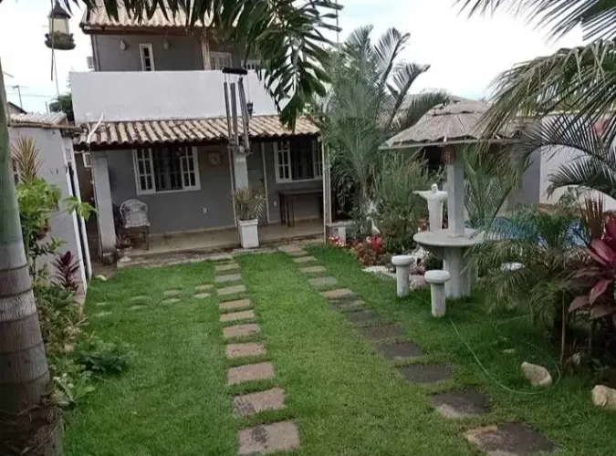 Vendo casa cm 3 quantos e 4 banheiro aceito oferta