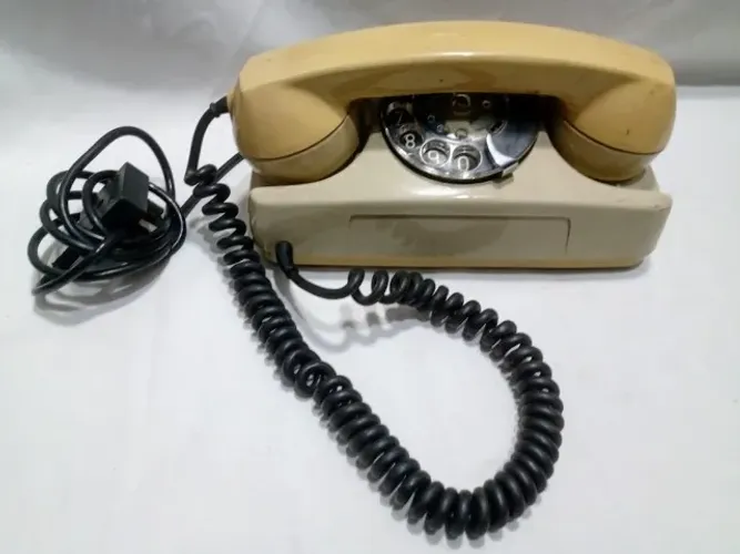 Telefone de mesa analógico estilo `tijolinho` da década de 1980