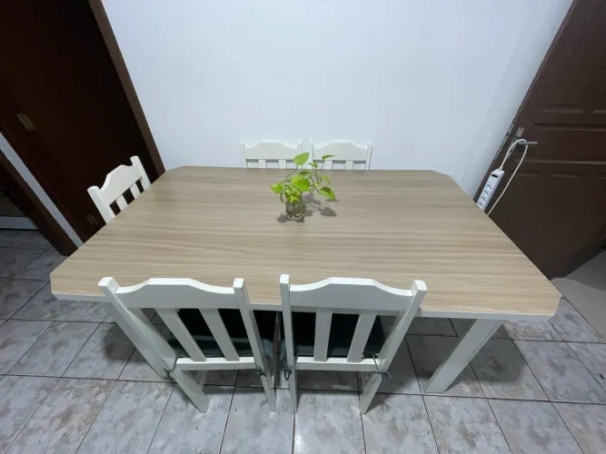 Mesa com 6 cadeiras
