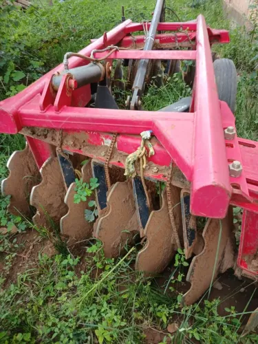Grade de trator com 14 discos, marca tatu, ano 2023