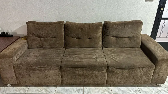 Sofá fixo 3 lugares marrom