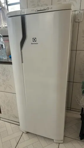 GELADEIRA ELETROLUX 240 L