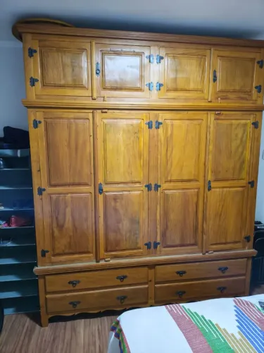 Vendo Guarda roupa e cama de madeira de demolição. Extremamente novos, pouquíssimo uso.