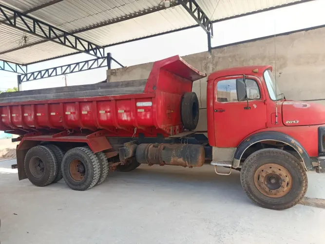 Caminhão caçamba trucado