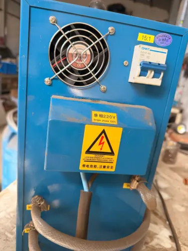 Máquina de aquecimento por indução 10kva.  Para tratamento térmico de metais 