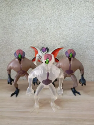 Lote bonecos originais ben 10 soberano e dnaliens