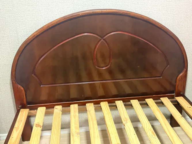 Cama de madeira maciça