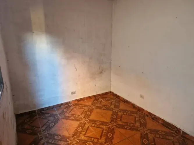 Vende se casa com 2 dormitórios, cozinha e banheiro, lavanderia e garagem , próximo aos co