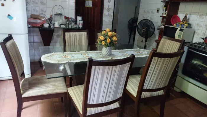 Mesa sala de jantar + aparador