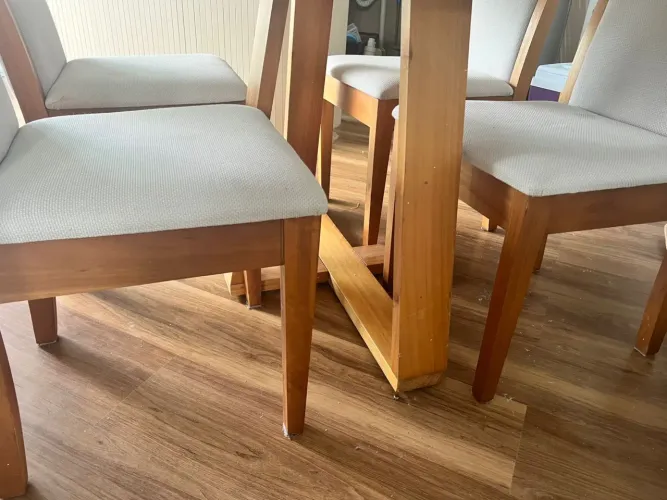 Mesa de Jantar com 4 cadeiras de Madeira