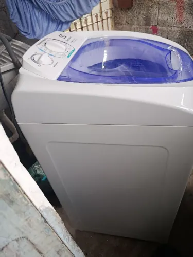 Vendo uma máquina de lavar Eletrolux,8 kilo,um buffet semi e novo,e um microondas .