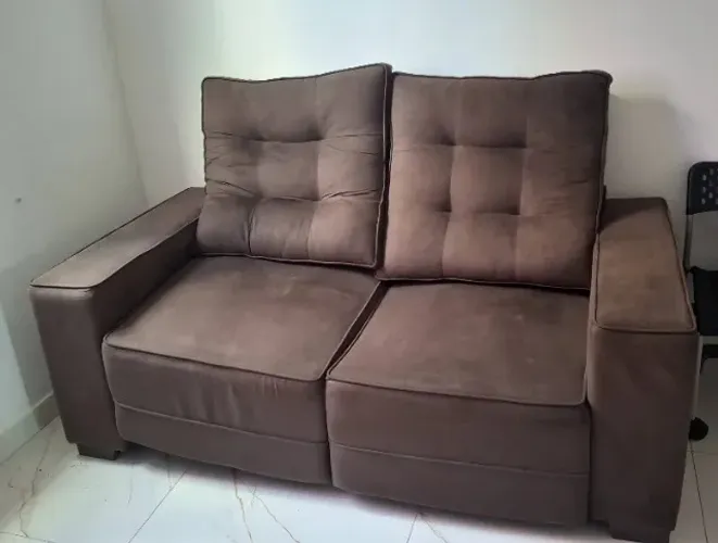 Sofá reclinável dois lugares.