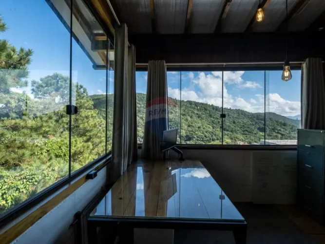 Casa 4 Dormitórios com Vista para as Montanhas à Venda em Santo Antônio de Lisboa