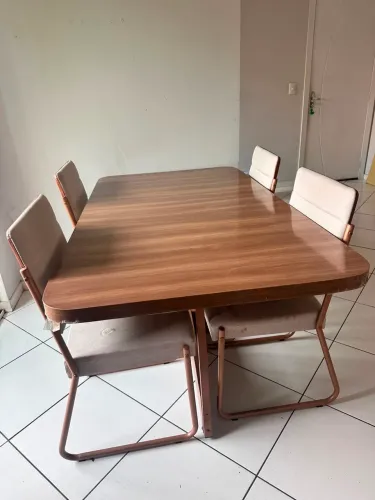 Mesa moderna com 6 cadeiras