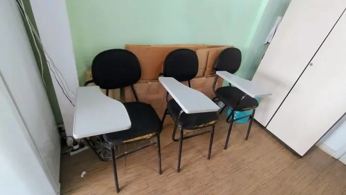 Vendo utensílios de escritório.