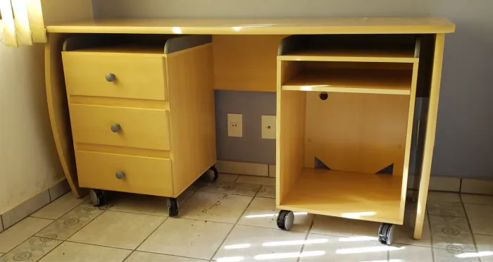 Escrivaninha com módulos 