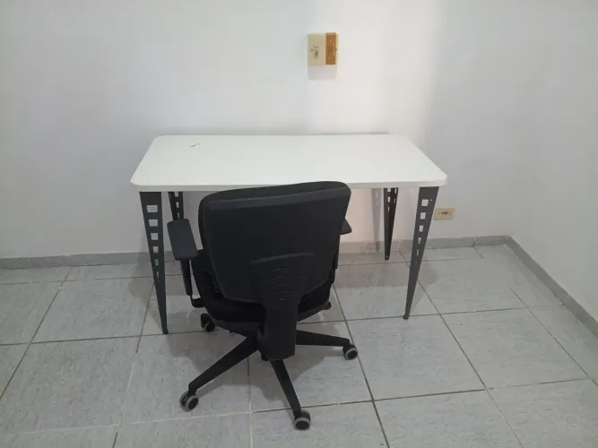 Mesa e cadeiras de escritório