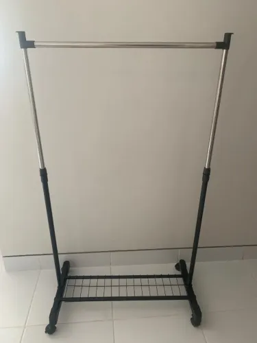 Arara de metal com sapateira e rodinhas