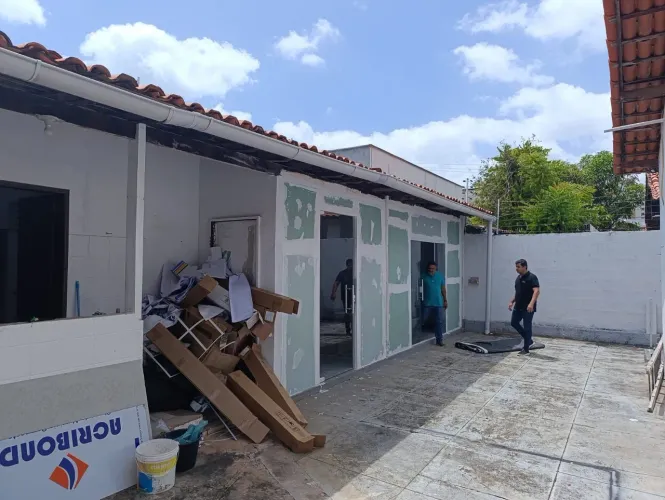 Prédio térreo comercial na Lagoa com 8 salas e estacionamento