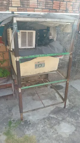 Duas prateleira de ferro.
