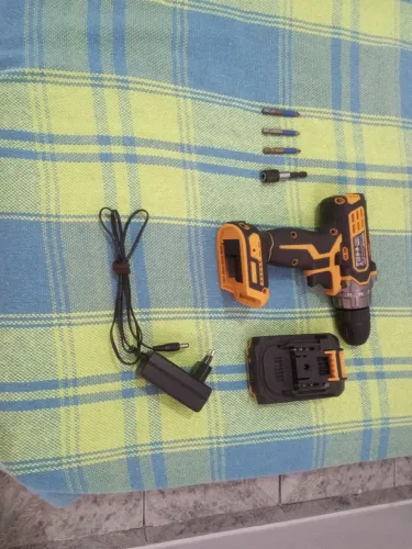Parafusadeira e Furadeira Deko 20 volts.