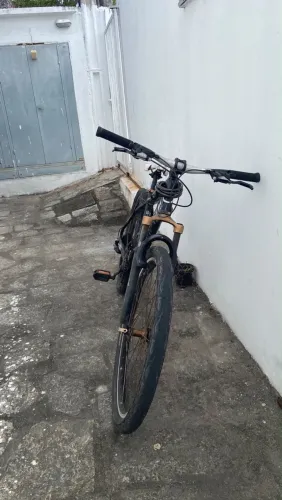 Bicicleta aro 27 com bomba de enchimento