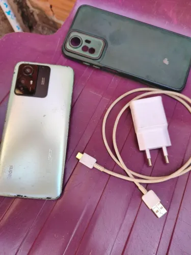 Vende se celular, algumas marcas de uso devido a capinha,porém em perfeito estado
