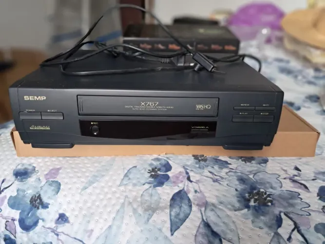 Aparelho de VHS. Com os cabos funcionando perfeitamente<br>funcionando perfeitamente.