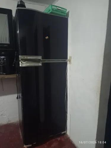 Vendo geladeira funcionando bem congelador grande 
