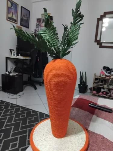 Arranhador para gato cenoura 40cm. Poste com sisal. Base 30cm estável.