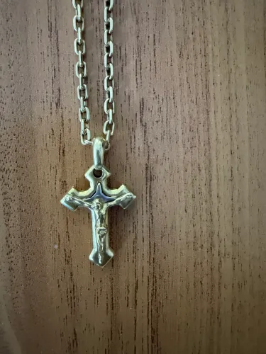 Cordão Cartier em Ouro 18K com elegante pingente em detalhes de ouro branco.