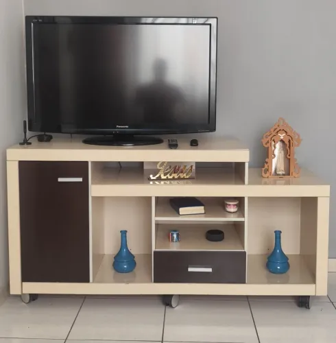 Rack Moderno Bege com Marrom - Perfeito para a sua Sala!