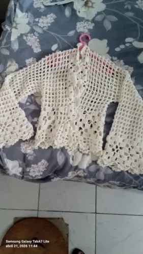 Blusa branca de creche enfantil  ela ganhou ficou pequena nela né foi usada 