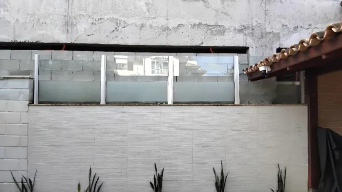 Vidros temperados, muro 5m x 0,90m + estrutura