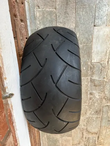 Pneus Metzeler Marathon para Harley VROD: Dianteiro: 120/70 R19; Traseiro: 280/35 R18