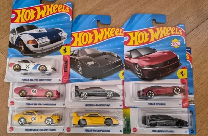 Lote com 7 hot wheels Ferrari