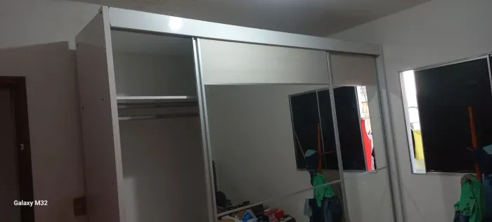 Vendo guarda roupa com portas de correr com espelho, mdf.