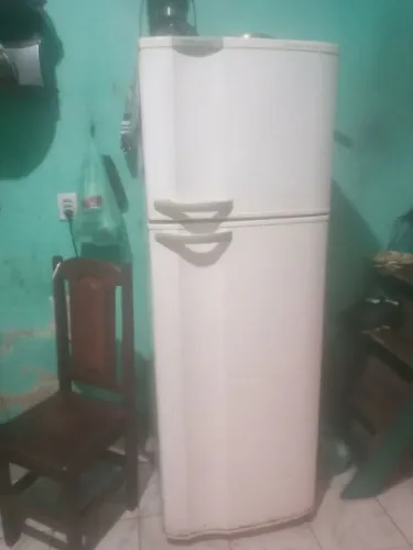 Vendo geladeira funcionando perfeitamente motivo comprei outra
