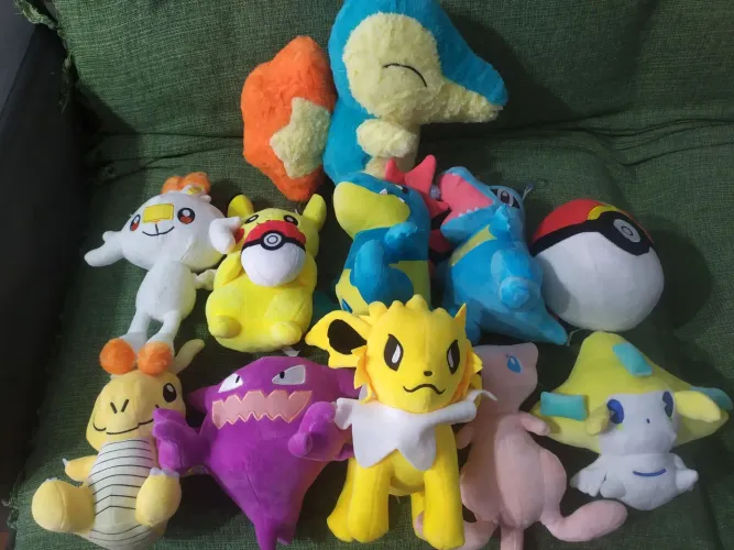 Lote de 11 pelúcias de Pokémon