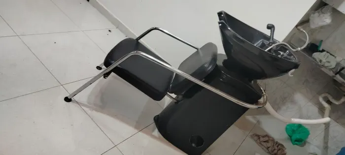 Lavatório cadeira 2 carros auxiliares e 3 bancos 